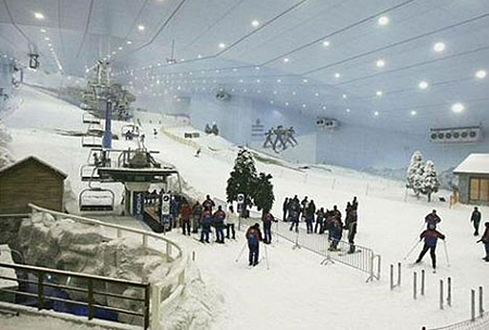 V kovovom valci uprostred púšte sa ukrýva alpské snehové kráľovstvo.